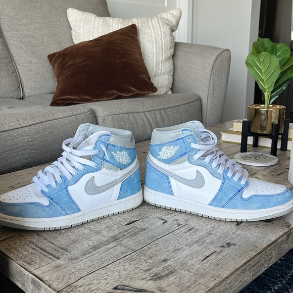 SOLD- Jordan 1 OG Hyper Royal - Picture 5 of 7